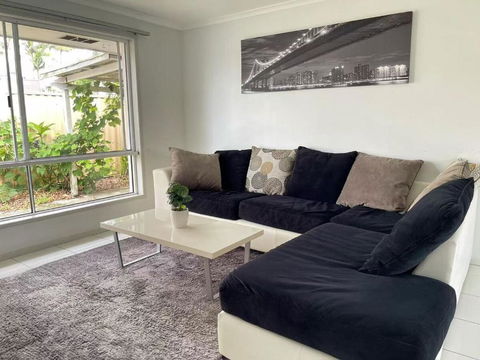 Runaway Bay Family Haven With 4beds - Travel Search 0