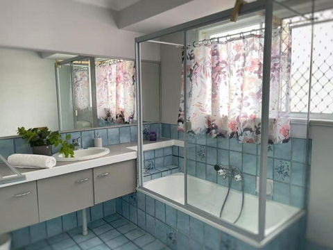 Runaway Bay Family Haven With 4beds - Travel Search 2