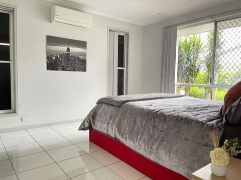 Runaway Bay Family Haven With 4beds - Travel Search 3