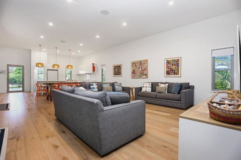 Russell Street Retreat - Tourism Guide 0