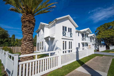 Salty Palms By The Sea - ONE - Tourism Guide 0