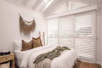 SALTY PALMS On HENLEY -THREE with Tourism Guide