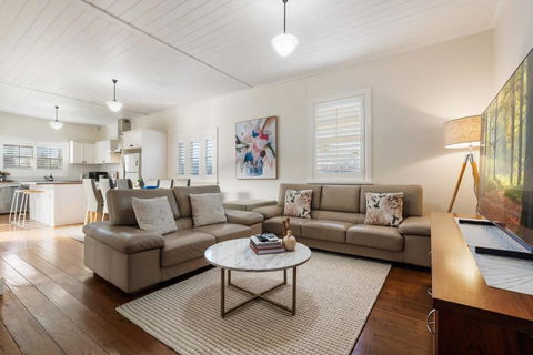 Sampson Cottage - Historic Charm - Travel Search 3