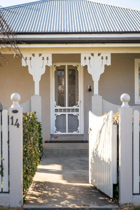 Sampson Cottage - Historic Charm - Travel Search 0