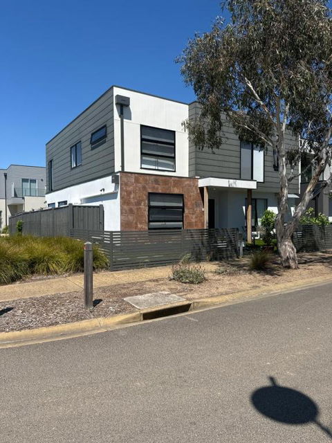 Sanary A Modern Beach Home In Martha Cove - Travel Search 0