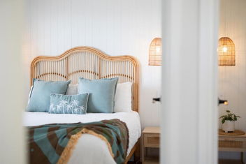 Sanbis Cabin - Hidden Boutique Retreat, Sea Views with Tourism Guide