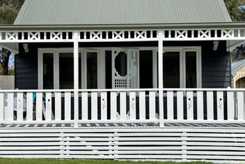 Sandpiper - Charming Beach Villa with Tourism Guide