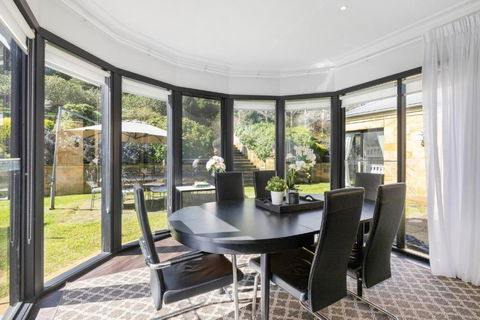 Sandstone Estate - Travel Agents 0