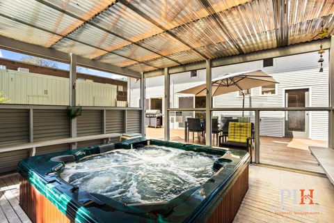 Sandy Bay Getaway W Spa 4 Bdr - Tourism Guide 0