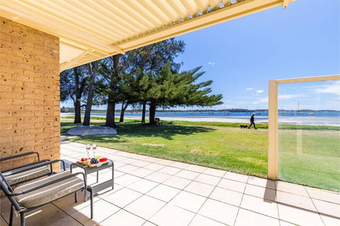 Sandy Beach House Corlette Unit 1 Waterfront WI-FI Aircon - Cruises Travel 2
