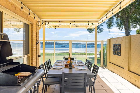 Sandy Beach House Corlette Unit 1 Waterfront WI-FI Aircon - Cruises Travel 3