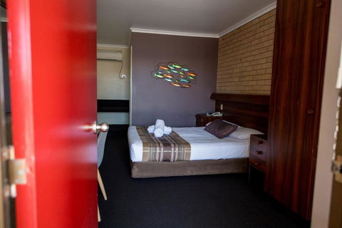 Sarina Motor Inn - Travel Search 3