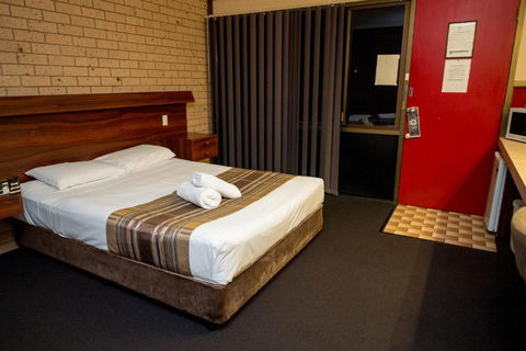 Sarina Motor Inn - Travel Search 1