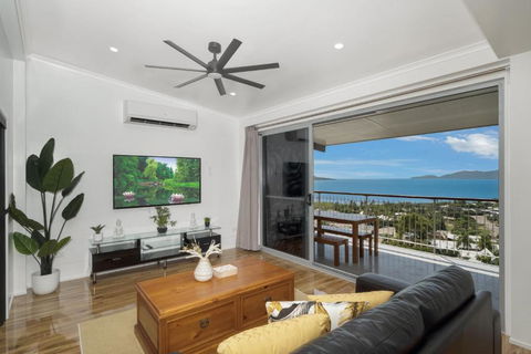 SEA-Renity On Castle Hill - Tourism Guide 1