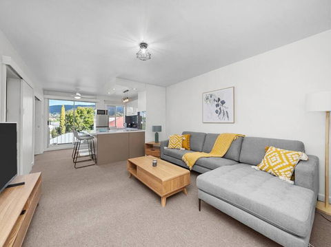 Sandy Bay Apartment With Hobart River View, Near UTAS - Stroll To Cafes And Shops - Tourism Guide 0