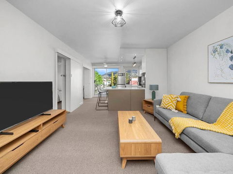 Sandy Bay Apartment With Hobart River View, Near UTAS - Stroll To Cafes And Shops - Tourism Guide 2