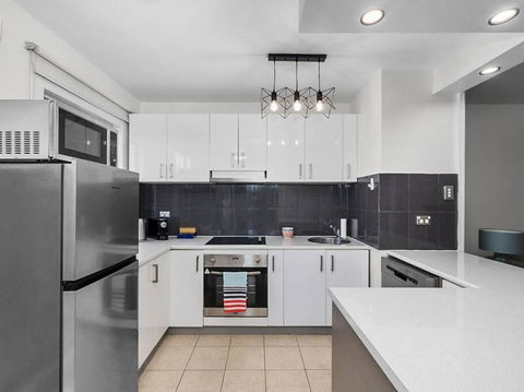 Sandy Bay Apartment With Hobart River View, Near UTAS - Stroll To Cafes And Shops - Tourism Guide 3