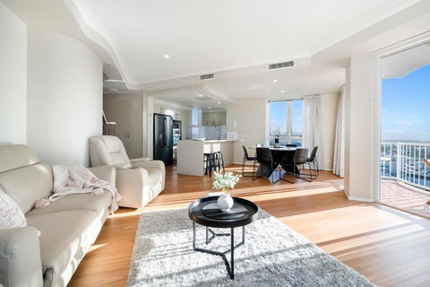 Self Contained & Privately Managed 4 Bedroom Penthouse - Broadbeach - Tourism Guide 2