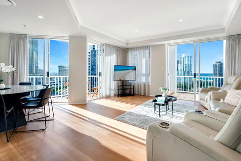 Self Contained & Privately Managed 4 Bedroom Penthouse - Broadbeach - Tourism Guide 1