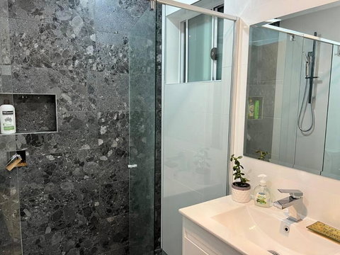 Shiny New House 5 Bedroom 3Bathroom +Study/BackYd - Tourism Guide 1