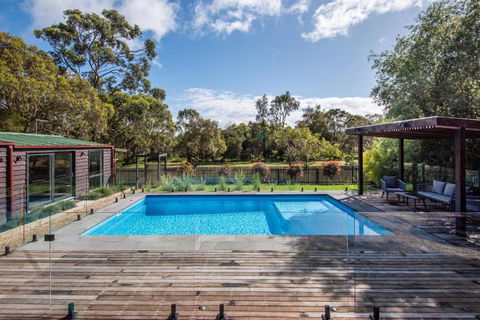 Somers Pool Park And Beach Retreat - Travel Agents 2