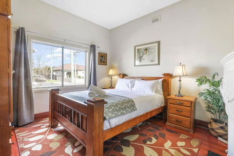 Spacious Urban Delight In Coburg - Tourism Guide 2