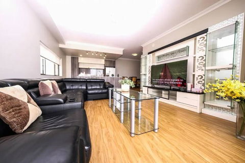 Spacious 3bed Apt With Pool & Gym Near Parramatta - Tourism Guide 3