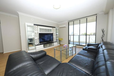 Spacious 3bed Apt With Pool & Gym Near Parramatta - Tourism Guide 0