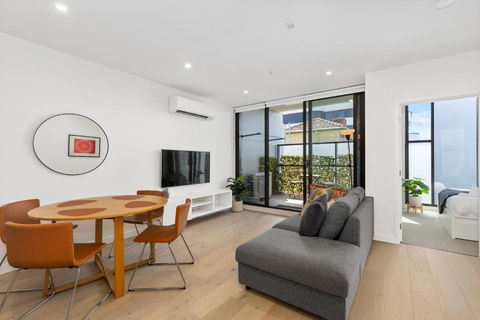 Spacious & Bright Apt Near Major Hospital Precinct - Travel Search 1