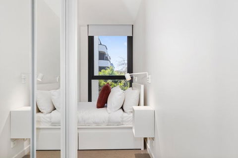 Spacious & Bright Apt Near Major Hospital Precinct - Travel Search 3