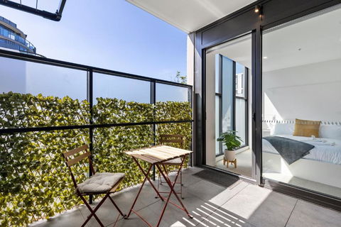 Spacious & Bright Apt Near Major Hospital Precinct - Travel Search 2