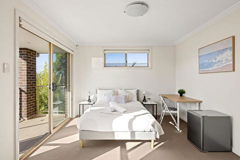 Spacious Double Ensuite Room In Revesby - Seconds To Shops - Tourism Guide 1