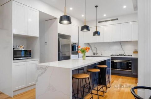 Spacious Room With Ensuite Next To Coburg Station, Non Smoking House - Tourism Guide 1