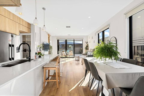 Spacious Urban Oasis In Throsby Canberra - Travel Agents 0