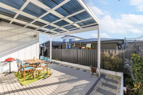 Spacious Urban Oasis In Throsby Canberra - Travel Agents 1