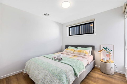 Spacious Urban Oasis In Throsby Canberra - Travel Agents 2