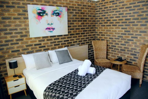 Squatters Homestead Motel - Cruises Travel 0