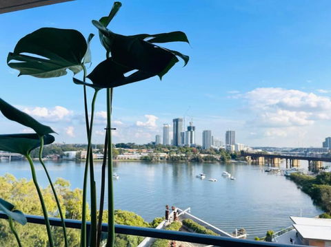 Stunning Waterfront 3 Bedroom Condo With Pool, BBQ - Cruises Travel 1