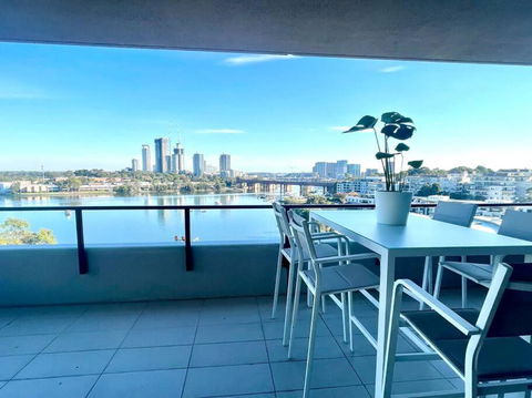 Stunning Waterfront 3 Bedroom Condo With Pool, BBQ - Cruises Travel 0