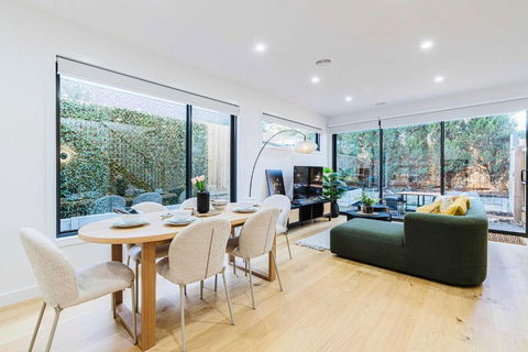 Stylish 4BR Family Townhouse With Private Courtyard - Travel Search 0