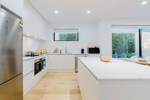 Stylish 4BR Family Townhouse With Private Courtyard - Travel Search 1