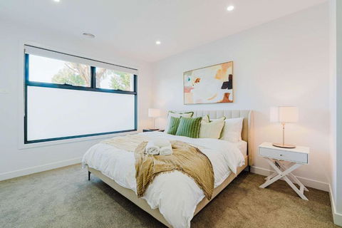 Stylish 4BR Family Townhouse With Private Courtyard - Travel Search 2
