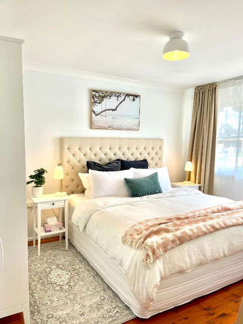 Sunshine Retreat Modern 3BR Haven - Tourism Guide 0