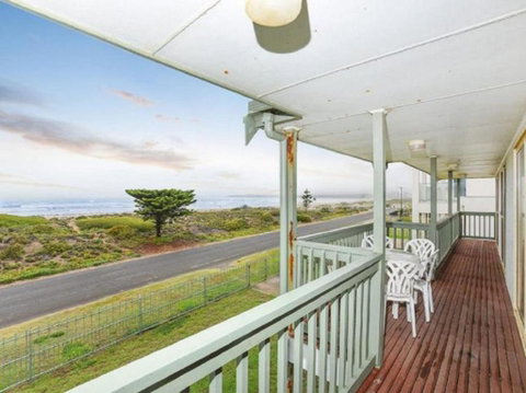 Tahren Beachfront Shack Wifi - Pet-friendly - Tourism Guide 0