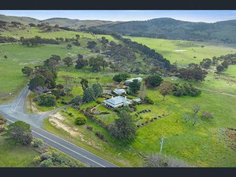 The Acres Of Tooborac Cottage - Tourism Guide 1