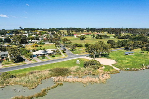 The Blue House On Lake Albert - Travel Agents 3