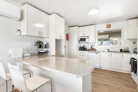 The Blue House On Lake Albert - Travel Agents 2