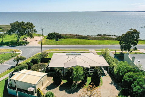 The Blue House On Lake Albert - Travel Agents 1