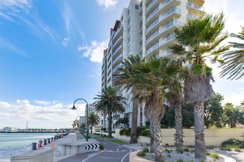 Beachside Port Melbourne - Travel Search 0