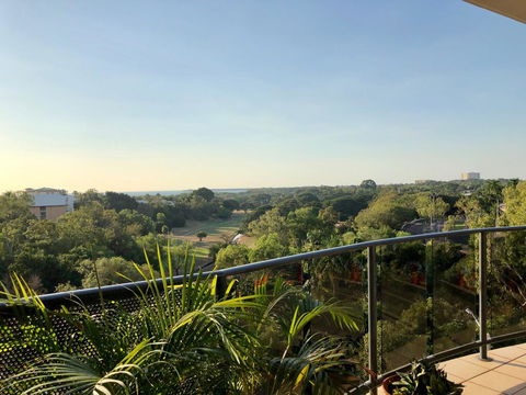 Beautiful Spacious City Apartment With Views Out To The Arafura Sea - Cruises Travel 2
